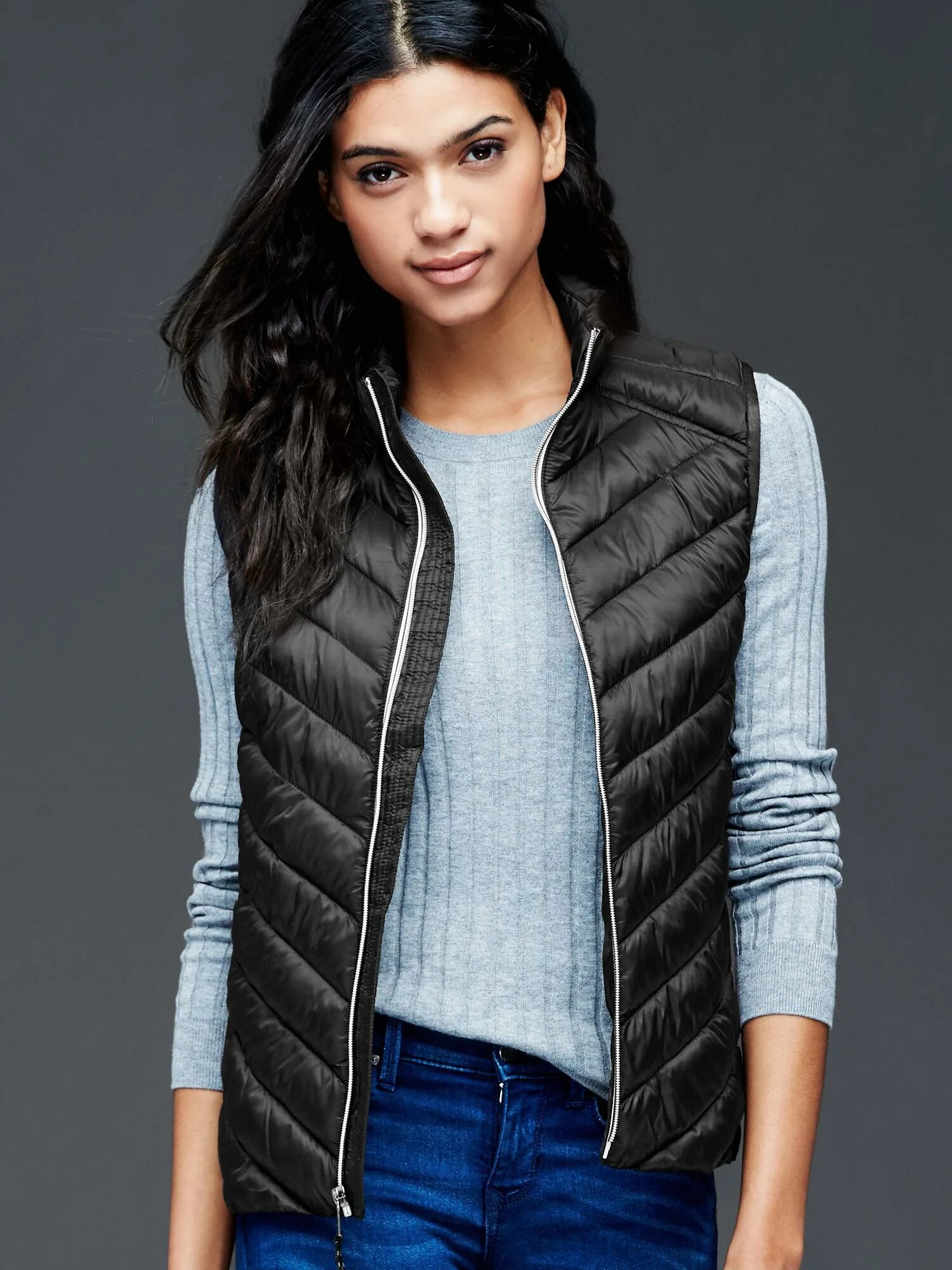 Стеганная жилетка. Зеленая женская стеганая жилетка bottega veneta 2021. Безрукавка женская 2022. Стеганная жилетка. Зара стеганый жилет удлиненный.