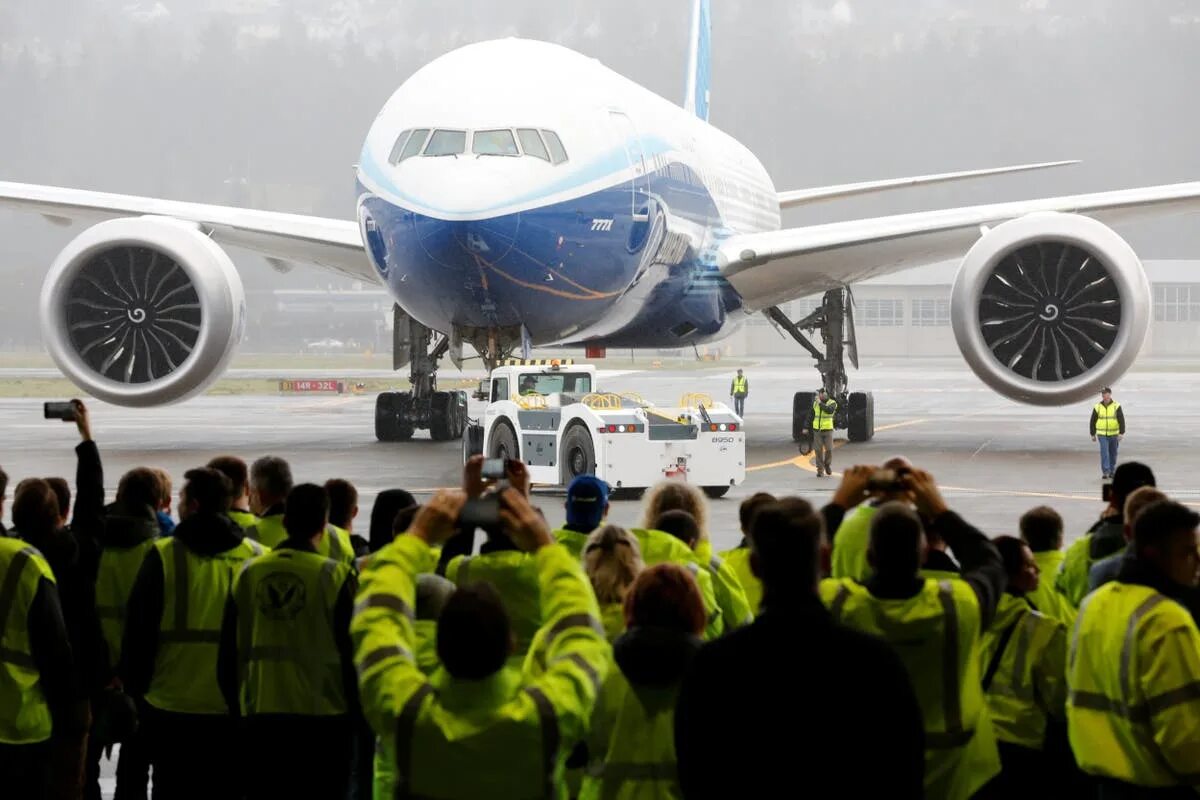 Полет в самолете 18. Боинг 777 9x. Боинг 777 9. Самолет Boeing 777-9x. Boeing 777 Max.