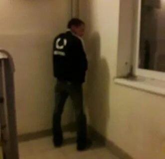 Видео писающих в подъезде