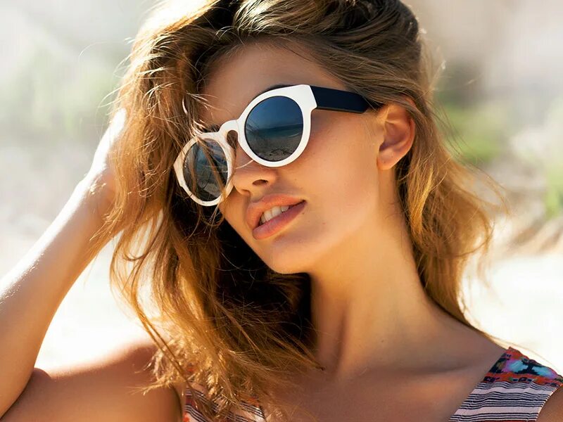 Your sunglasses. Солнцезащитные очки. Девушки в очках от солнца. Красивые солнечные очки. Девушка в солнцезащитных очках.