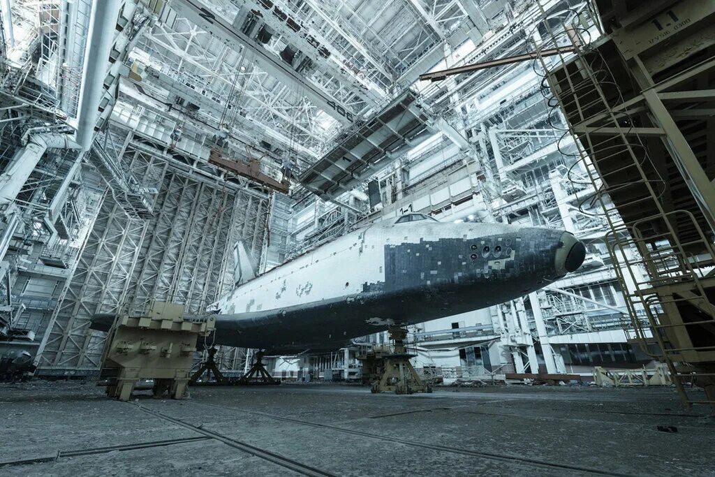 Где сейчас находится буран. Корабль буран ссср. шаттл буран заброшенный. буран космический корабль сейчас. буран космический челнок заброшенный.