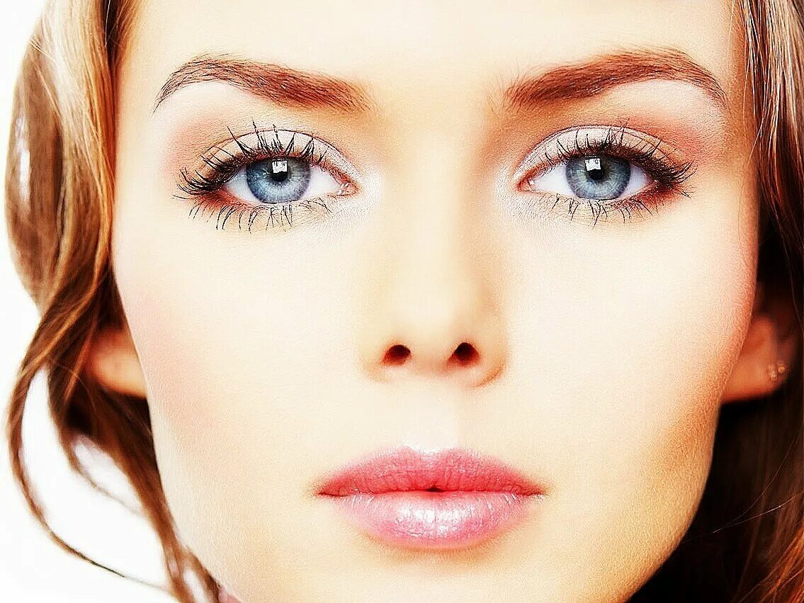 Макияж для зелёных глаз пошагово. Ореховый цвет глаз. Зеленые глаза какой макияж. Макияж с зелеными тенями. Макияж смоки айс для зеленых.