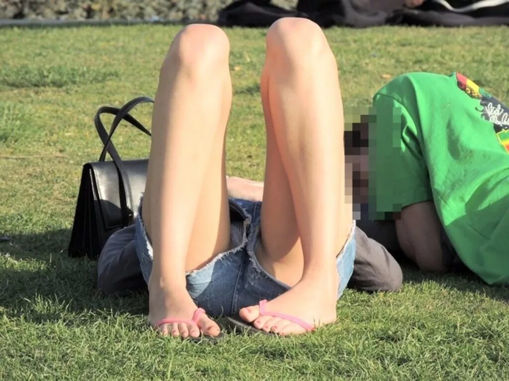 Щель девочки ребенка. Джессика альба задралась юбка. Видно из под шортиков. Under less. Monkey bars girl.