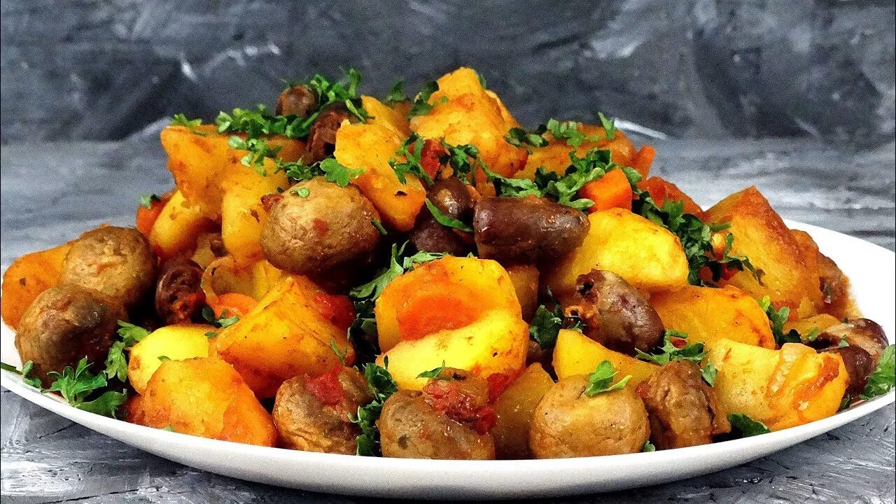 Рецепт картошки в духовке с морковью. Куриные сердечки с картошкой. Жаркое с мясом и картошкой. Жареная курица с картошкой. Картофель грибы овощи.