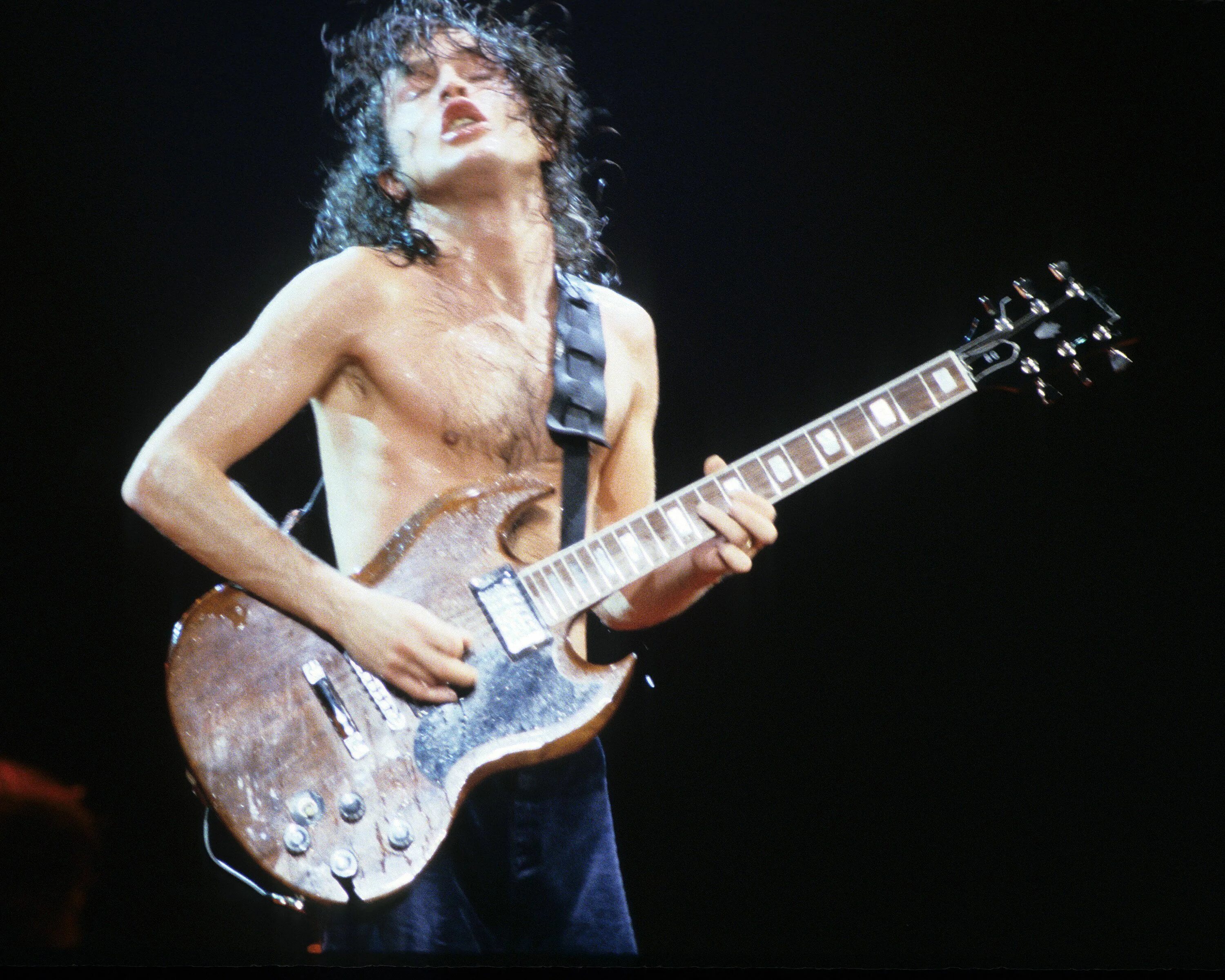 Гитарист AC DC Ангус. Angus young AC/DC. AC DC Angus young молодой. Соло гитарист AC DC.