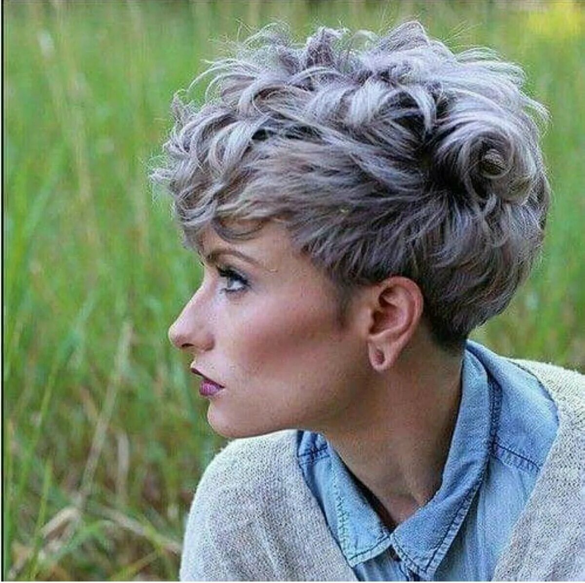 Пикси калманович. Стрижка боб гарсон на вьющиеся волосы. Пикси на волнистые волосы. Пикси на волнистые волосы. Керли кудри на короткие волосы.