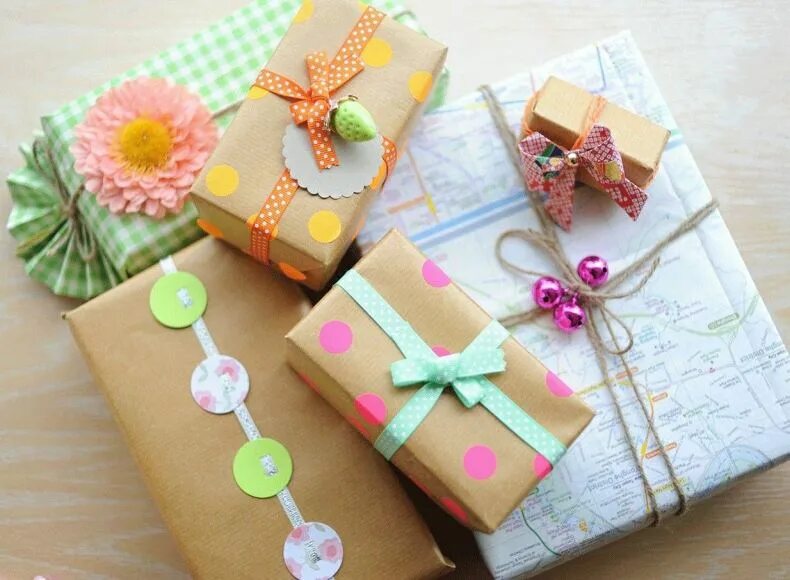 Набор подарочной бумаги. Подарки и упаковка. Красивая упаковка подарков. Коробки для украшений. Украшение коробочки для подарка.