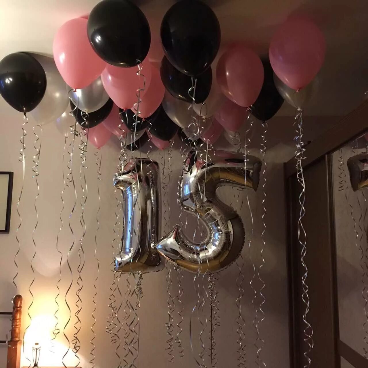 Шарики на день рождения 14. Украшение комнаты шарами. Декор шарами на день рождения. Украшение шарами 15 лет. Украшения комнаты на 18 летие.