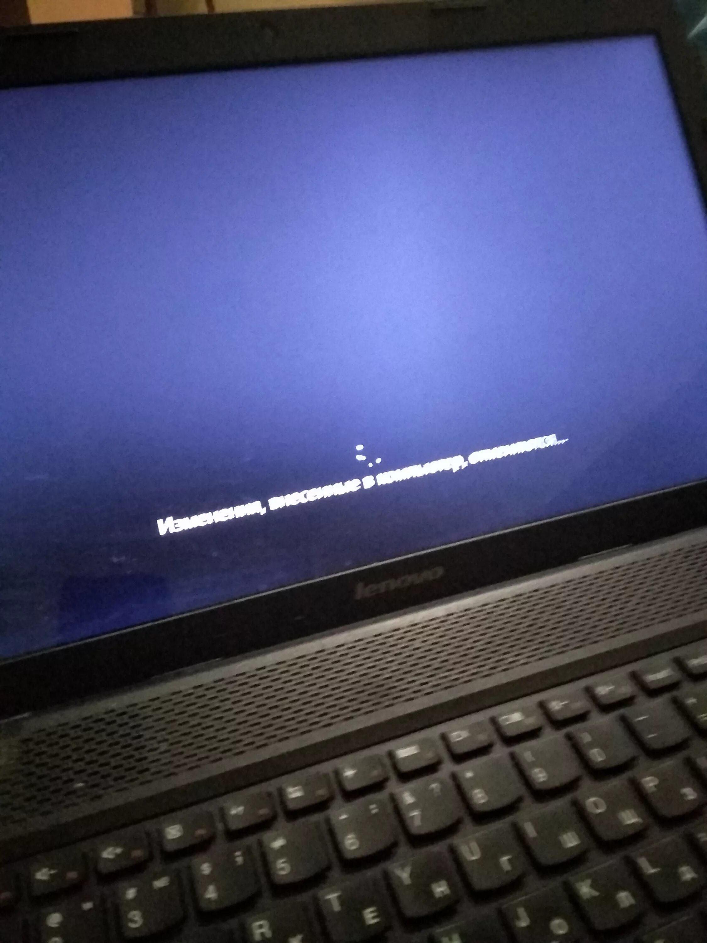 Выключил компьютер во время обновления windows. Ноутбук выключается. выключается windows. выключился ноутбук во время установки виндовс. п 5 б компьютер асус выключение окно марка.
