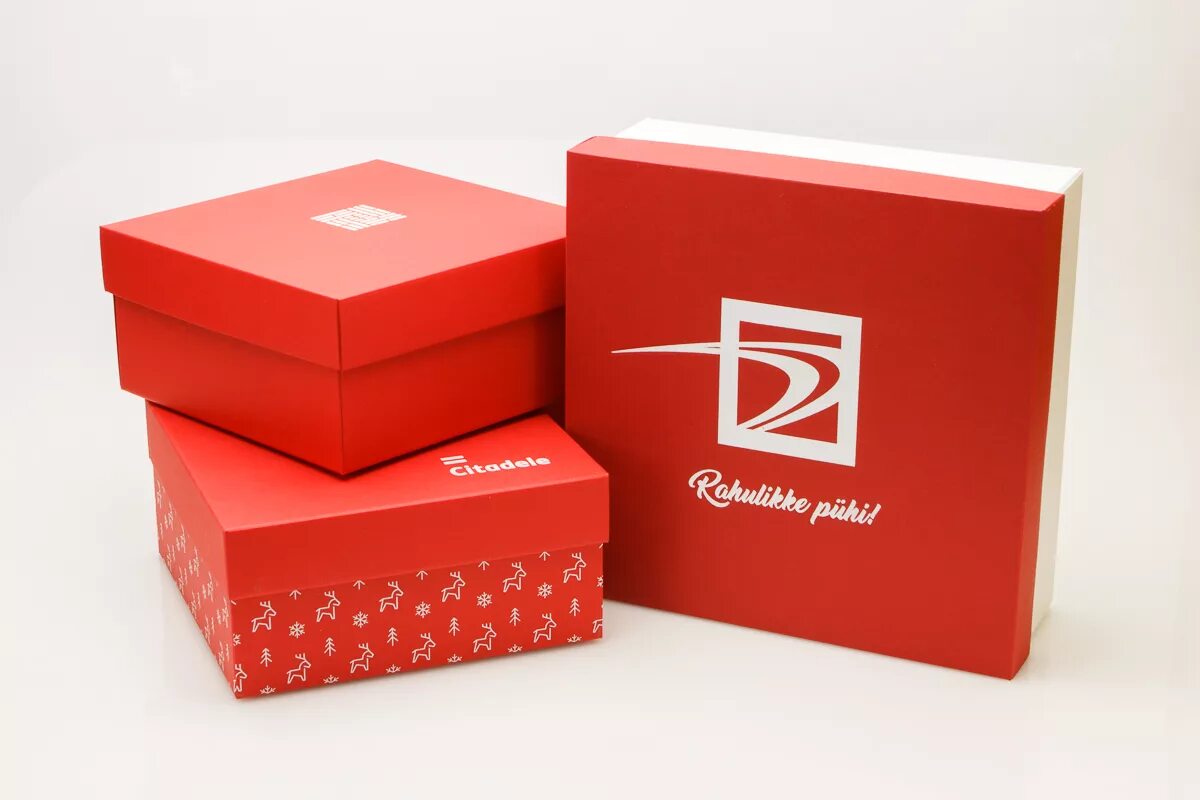 Украшения в красной коробке. Красная коробка. Красные коробки. Стильная красная коробка. Коробка Redbox.