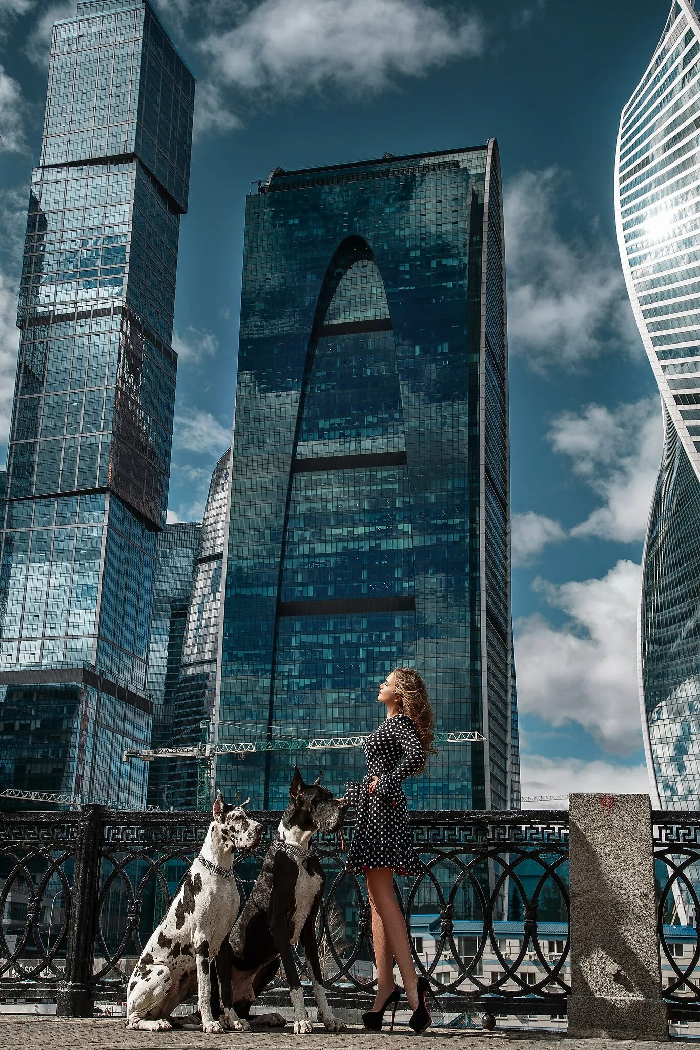 Москва сити фото людей. Москоу Сити фотосессия. Фотосессия на фоне Москва Сити. Девушка на фоне Москва Сити. Фотосессии возле красивых зданий.