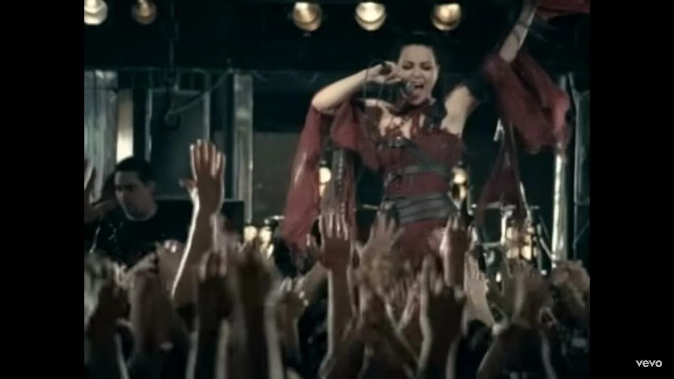 Go under evanescence. Evanescence live 2003 hd. evanescence going under клип. evanescence live 2004. going under evanescence эми ли.