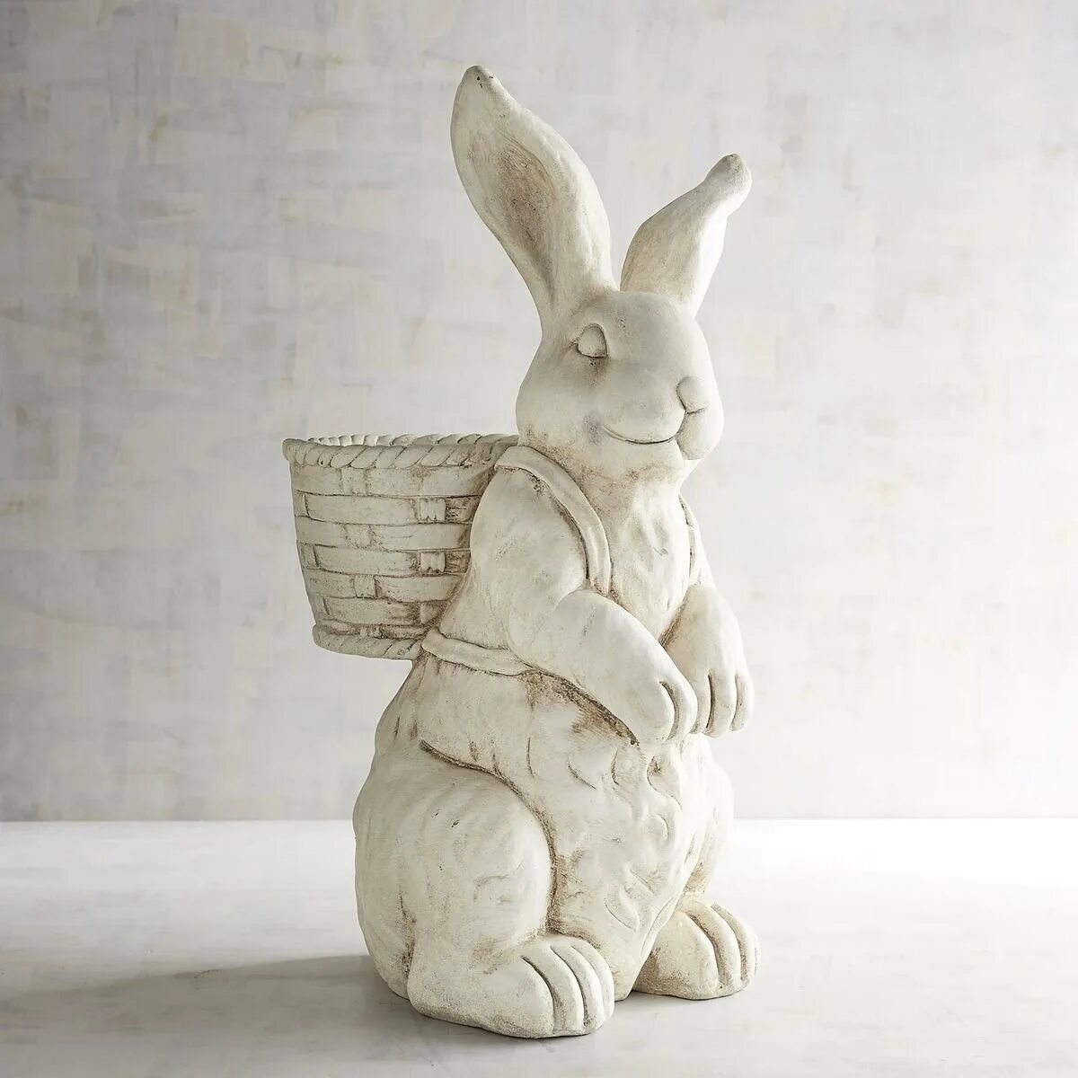 Заяц из глины. Пасхальный кролик из глины. Пасхальный заяц папье маше. Пасхальный заяц из глины.