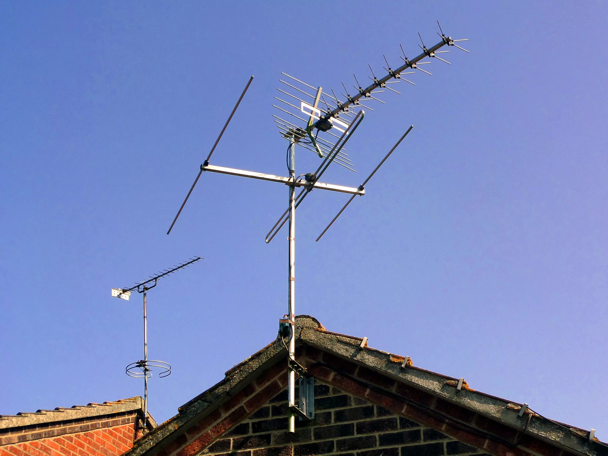 Усилить сигнал домашней антенны. Параболическая GSM антенна. Логопериодическая антенна связи. Антенна для телевидения. Антенны для телевизора уличные спутниковые.