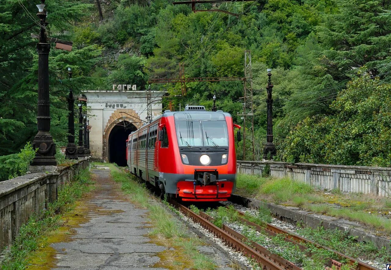 Новый афон электричка. Гагры Абхазия железная дорога. Железная дорога Туапсе - Гагра. Железная дорога Адлер Сухум. Абхазия железная дорога Сухум.