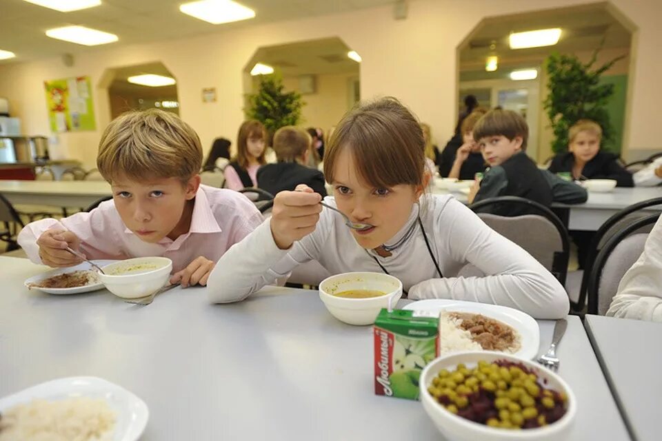 Школьное питание магнитогорск. Школьники едят в столовой. Столовая в американской школе. Очередь в школьной столовой. Дети в очереди в школьной столовой.