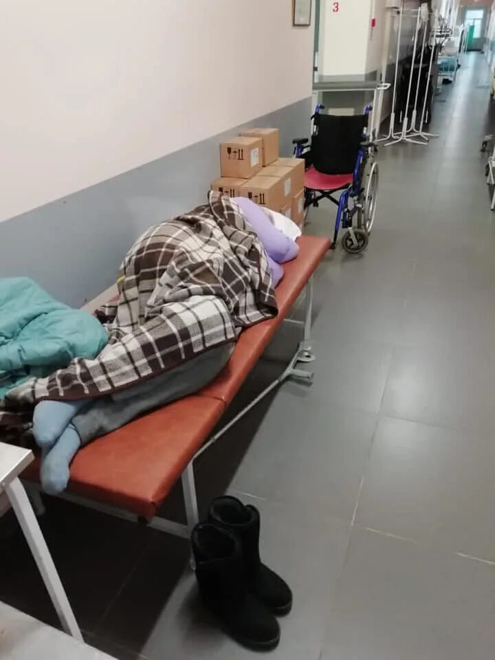 Человек на кушетке в больнице. Что творится с людьми