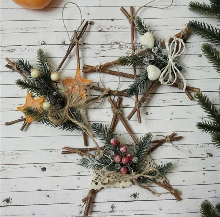 Рождественский венок из веток. Новогодние венки из веток. Еловый лапник венок. Веночки из еловых веток. Рождественский еловый венок.