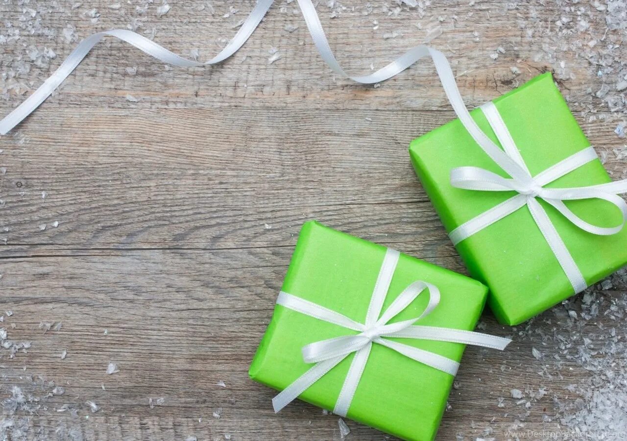 Коробка зеленого цвета. Подарок с зеленой лентой. Подарок зеленого цвета. Подарочная коробка с зеленой лентой. Подарки фон.