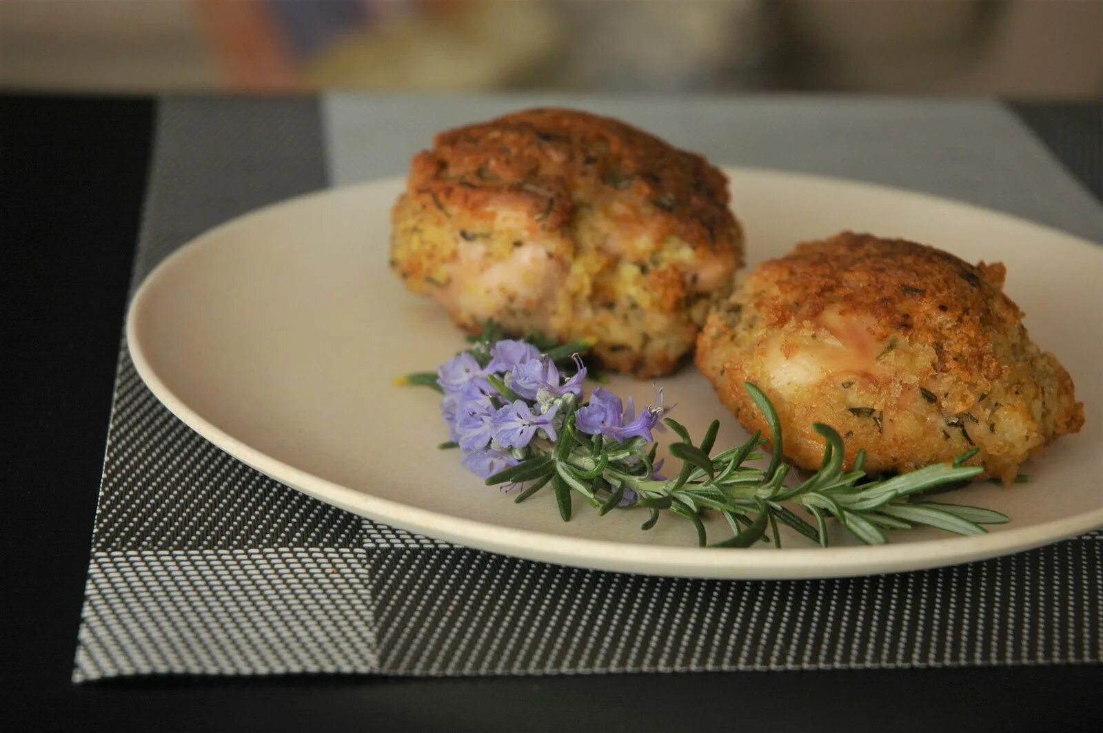 Бедрышки с чесноком. Курица в хлебной корке. Блюдо грузинское Курочка под хлебной корочкой.