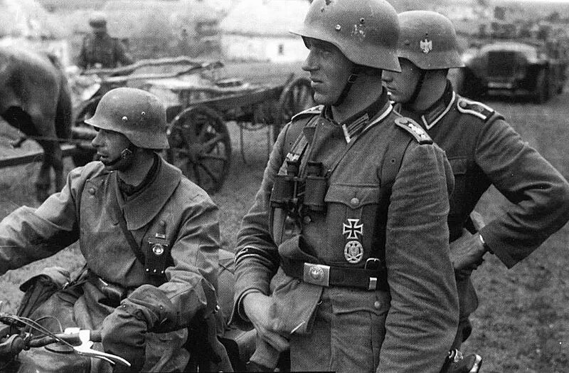 Гитлеровский вермахт. Армия вермахта в 1941. солдат сс и солдат вермахта. армия германии 1941. великая германия дивизия вермахта.
