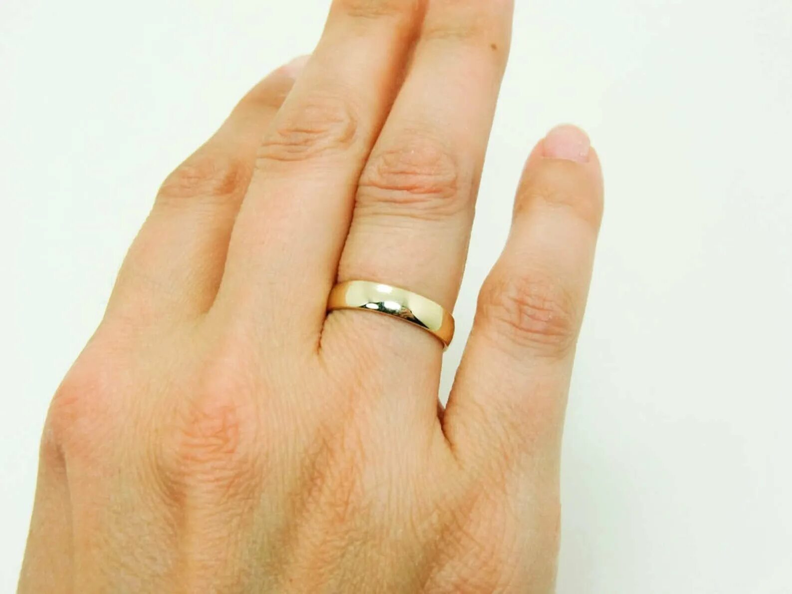 Обручальное кольцо на пальце. Мужские обручальные кольца на руке. Мужское обручальное кольцо на пальце. Кольцо на палец мужское. Кольцо будь проще