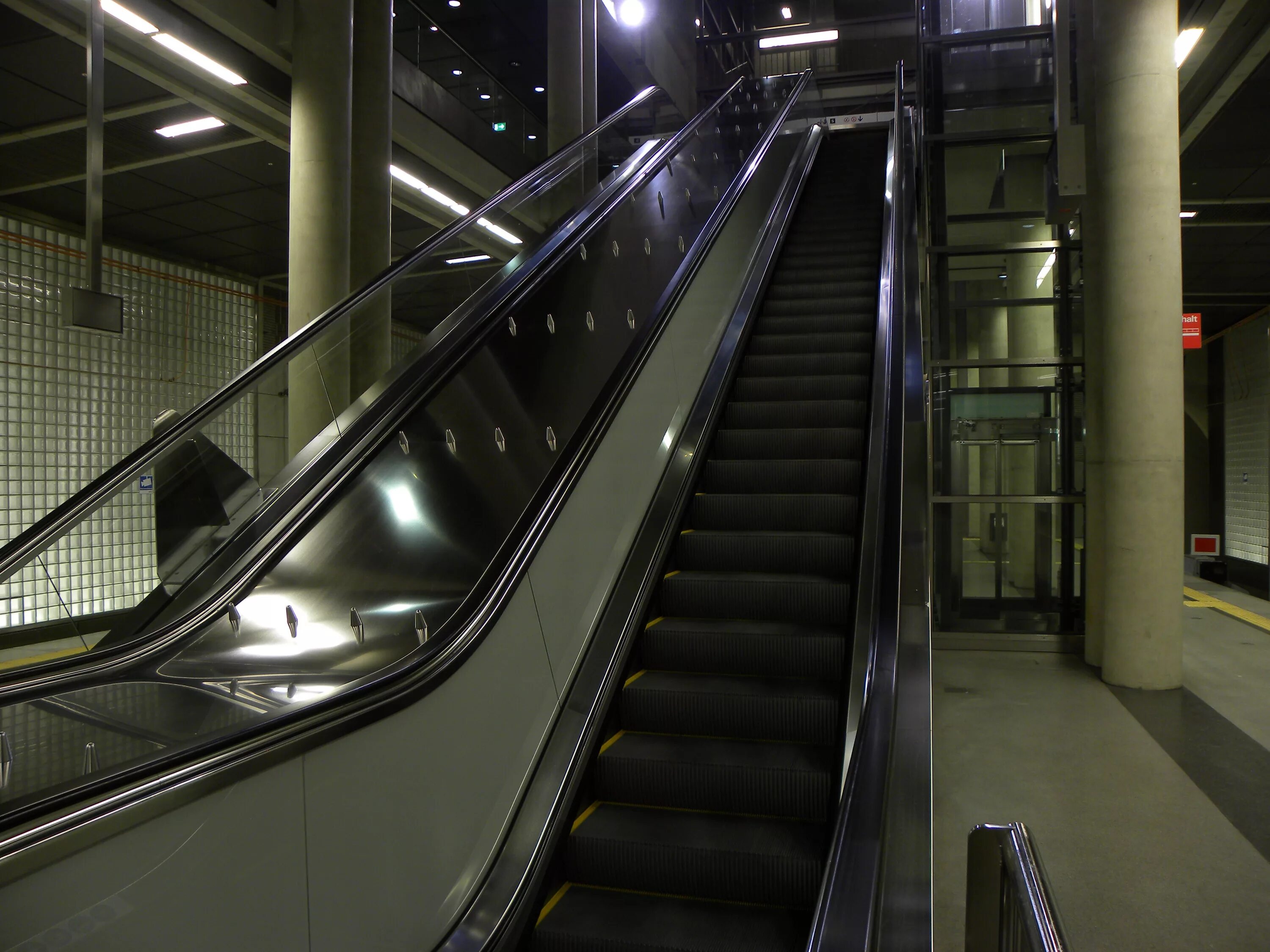 Ступень эскалатора метрополитена. Ступеньки эскалатора в метро. Ступень эскалатора метрополитена. Ступени эскалатора метрополитена. Эскалатор в метро.