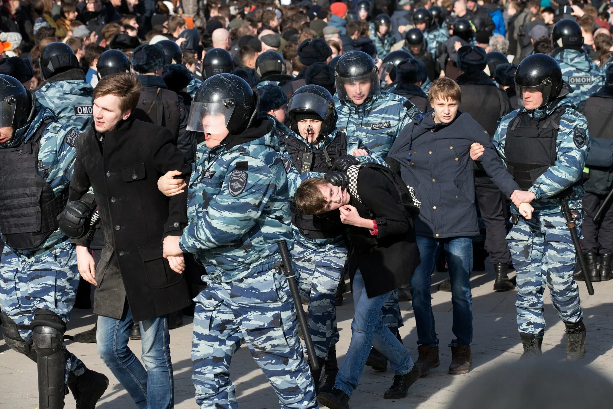 Получил 15 суток. Толпа омоновцев. Толпа ОМОНА.