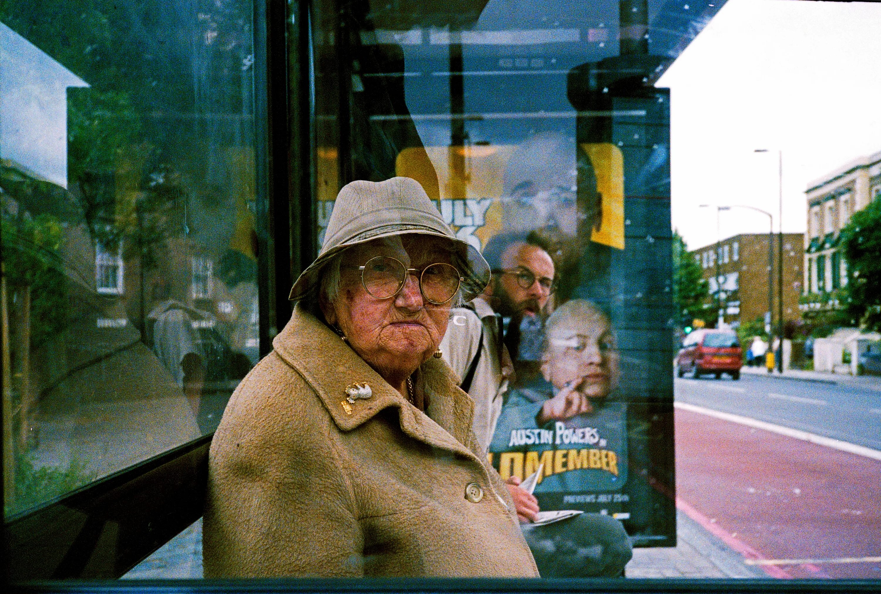 Неожиданно остановиться. Старушка на остановке. Бабуля на остановке. Бабушка на автобусной остановке. Бабушки на остановке фото.