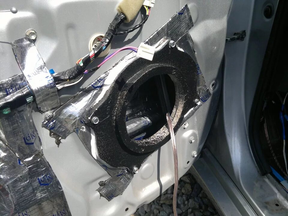 Динамики тойота 40. Двухполоска в авто. Замена колонок камри. Колонки на тойота камри 40. Камри 40 передние колонки.