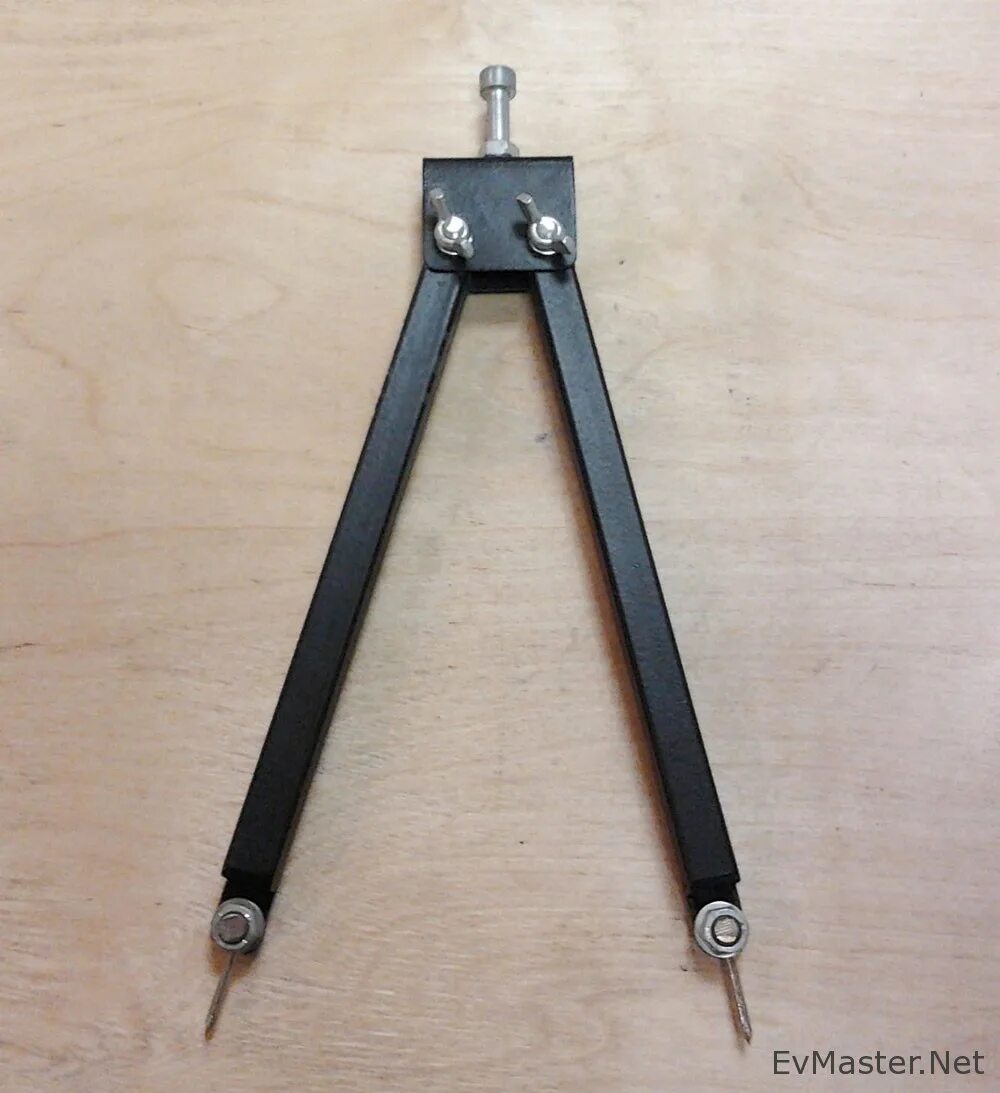 Самодельный циркуль. Сделать циркуль. Поставь циркуль. Циркуль из подручных материалов. Рука с циркулем.