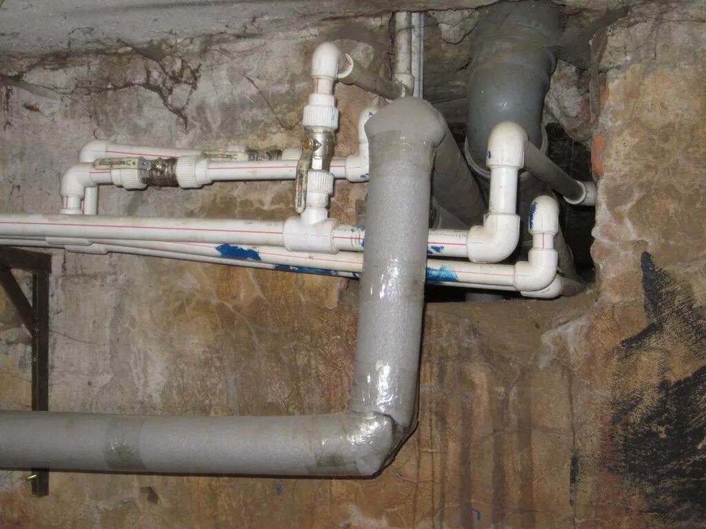 разводка труб воды по подвалу в мкд. подвал с трубами. трубы в подвале многоквартирного дома. трубы водопровод подвал. трубы в подвале многоквартирного дома.