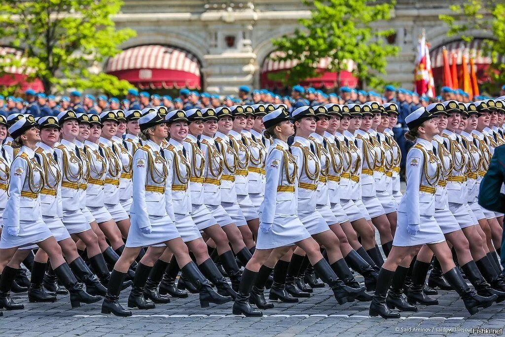 Девушки на параде. Девушки военные на параде. Женщины на параде Победы. Российские девушки на параде.