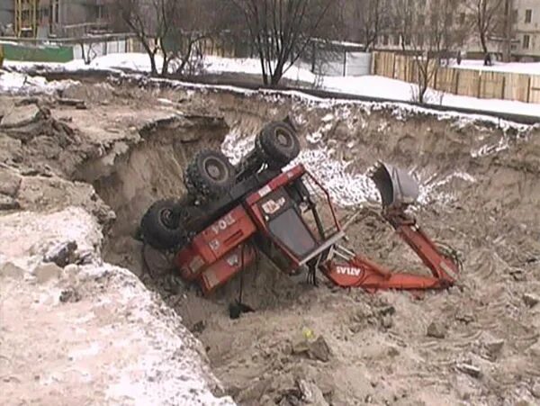 Экскаватор упал. Экскаватор упал в котлован. Перевернутый экскаватор. Экскаватор упал в траншею. Экскаватор случае