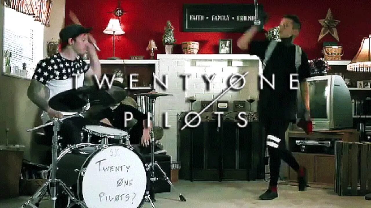 Песни 20 24 года. 21 Pilots stressed out. Группа twenty one Pilots stressed out. 21 Пилот stressed out. Велосипед stressed out.