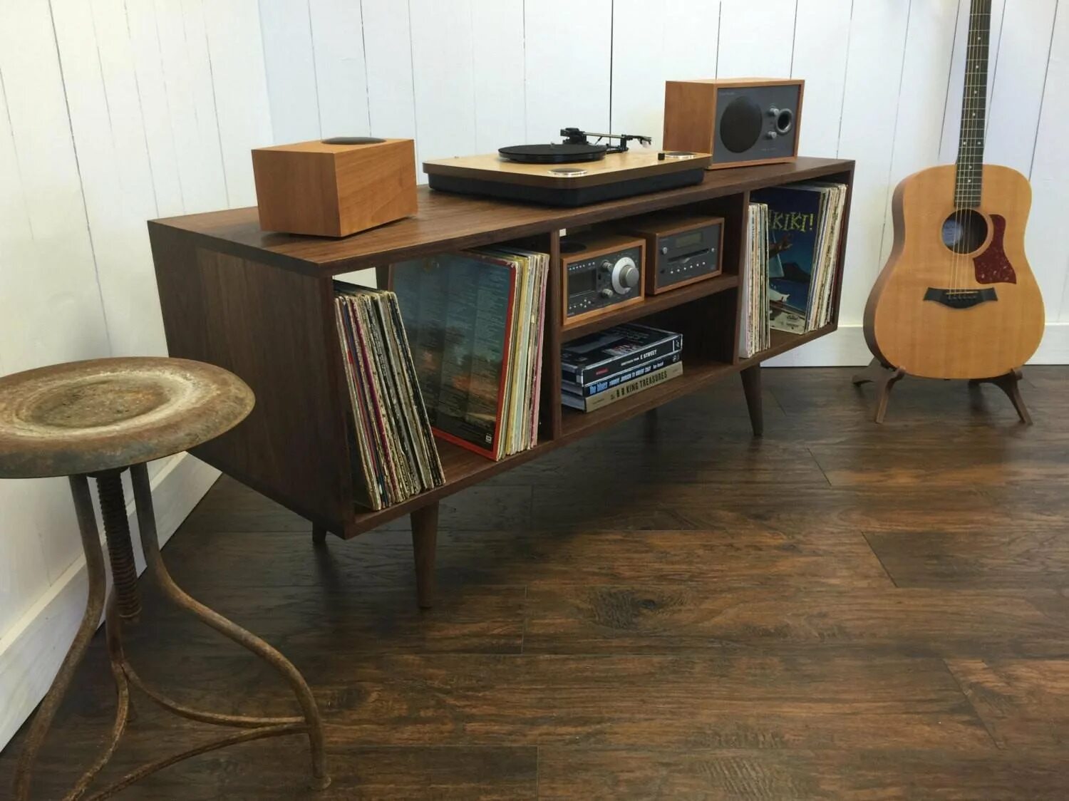 Тумба hi-fi лофт. Тумба под винил. Тумбочка для виниловых дисков. Мебель для винилового проигрывателя и пластинок. Symbol audio aero 51″ lp media console slate grey.