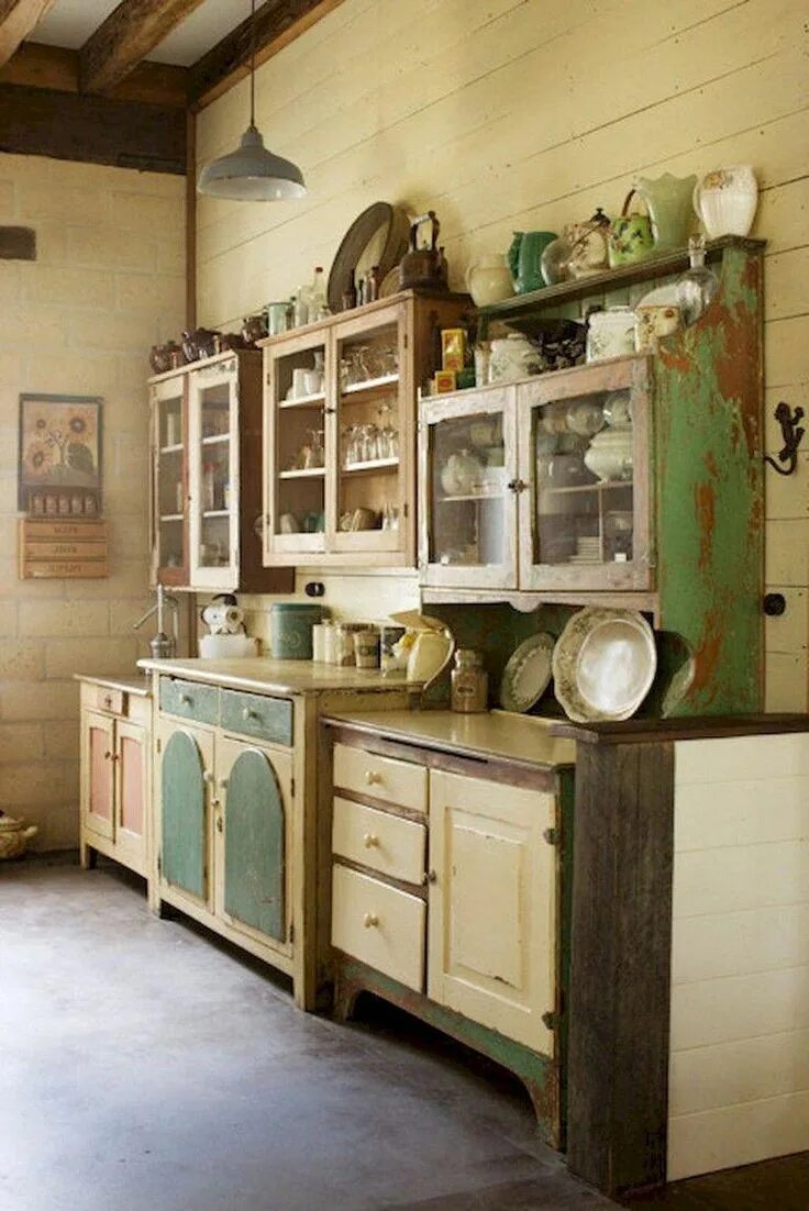Ретро домашний винтаж. Кухонные шкафы в стиле shabby chic. кухня в винтажном стиле. кухня в стиле винтаж. декор кухни в стиле винтаж.