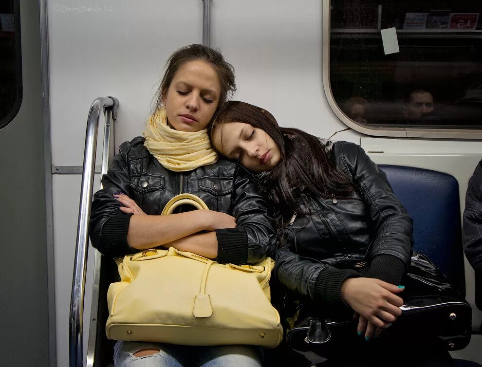 аниме парень в поезде. классическая поза. мужчина и женщина в самолете. человека обнимают сидя. парочка в поезде.