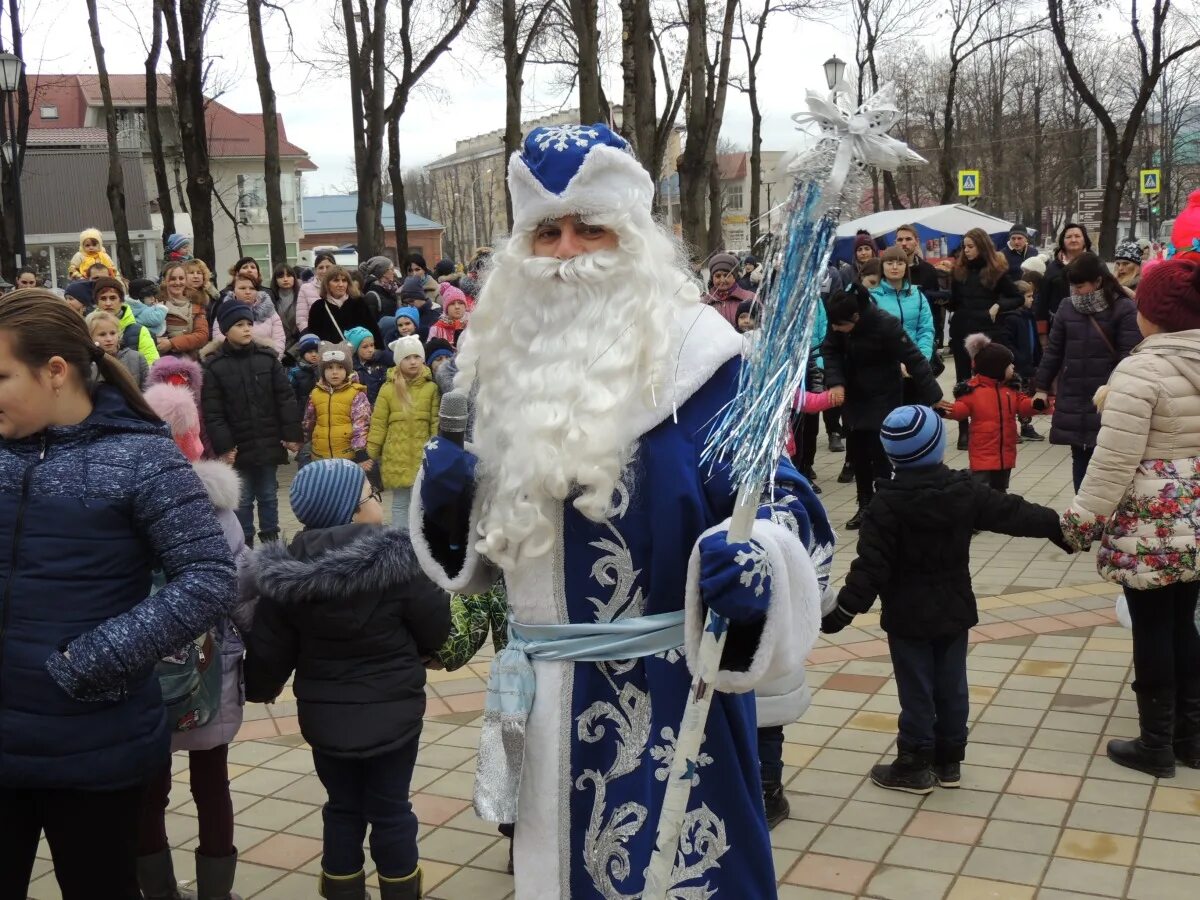 Апшеронск вк. Апшеронск сквер 60 летия Победы. Елка в Апшеронске. ВК Апшеронск.