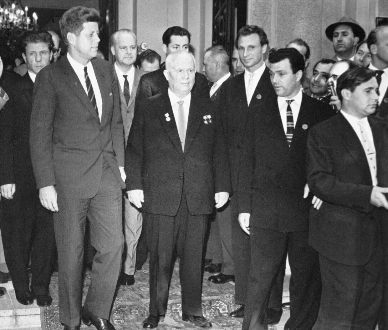 Кеннеди переговоры. Хрущев и Кеннеди Карибский кризис. Джон Кеннеди и Хрущев. Хрущев Кеннеди Кастро. Карибский кризис 1962 Кеннеди и Хрущев.