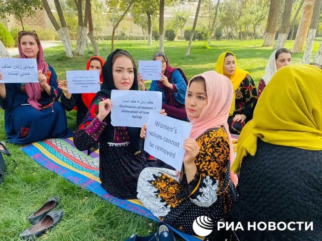Кабул женщины. Митинг женщин в Афганистане. Афганские женщины вышли на акцию протеста в Кабуле.