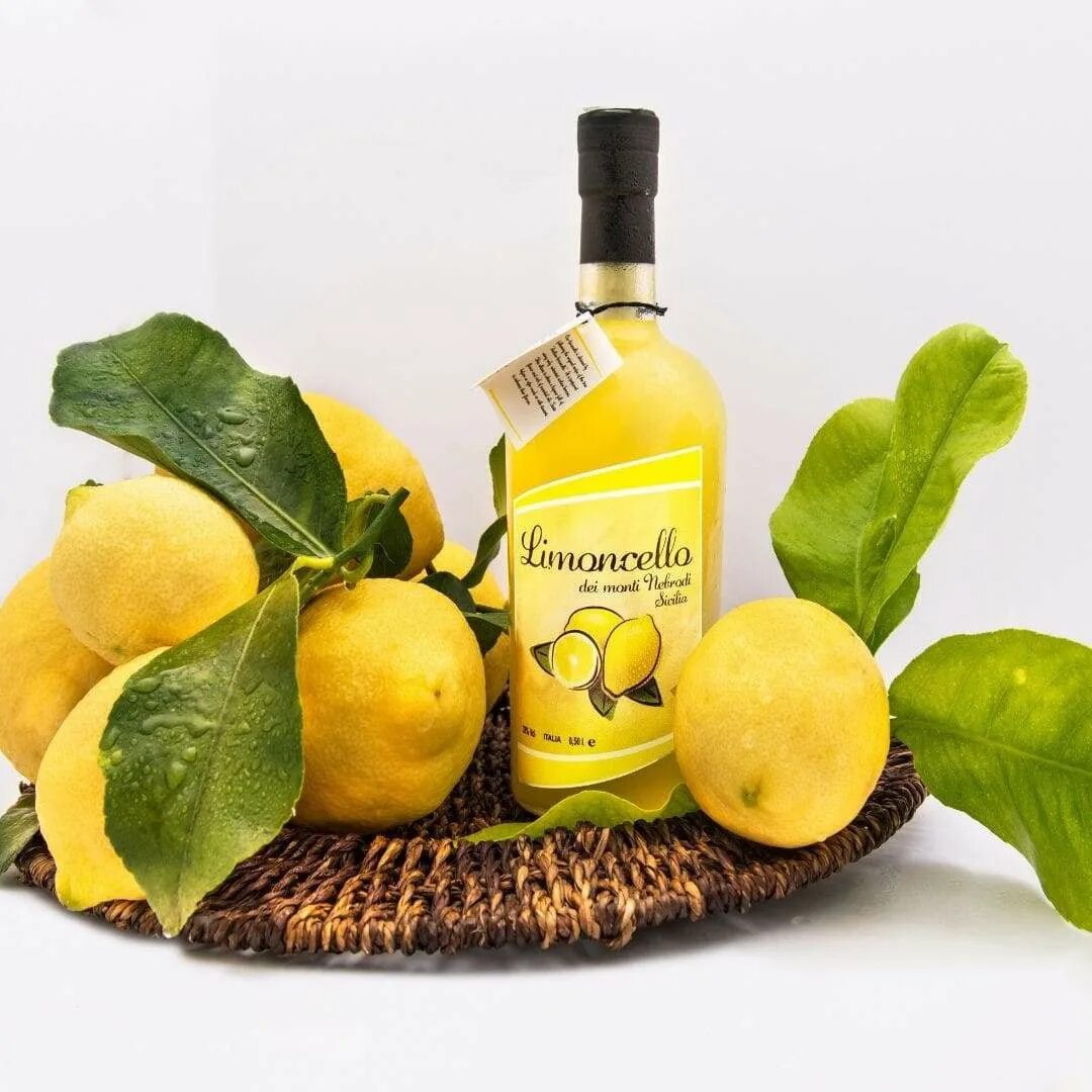 Лимончелло 1 литр. Лимонный ликер Лимончелло. Лимонный ликёр Limoncello. Лимончелло лимонника.