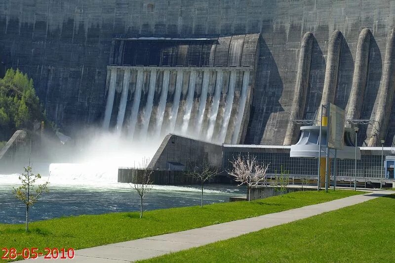 Саяно шушенская сброс воды. Береговой водосброс Саяно-Шушенской ГЭС. СШГЭС сброс воды. Холостой водосброс Саяно-Шушенской. Хакасия ГЭС.