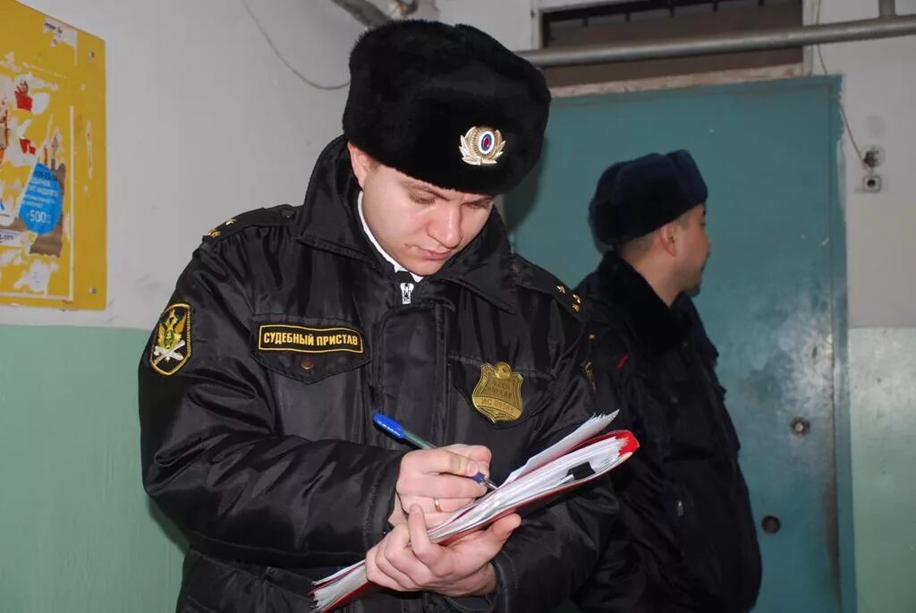 Судебные приставы пришли. Когда приходит судебный пристав. Должники судебных приставов. Приставы стучатся в дверь. Приставы и должники.