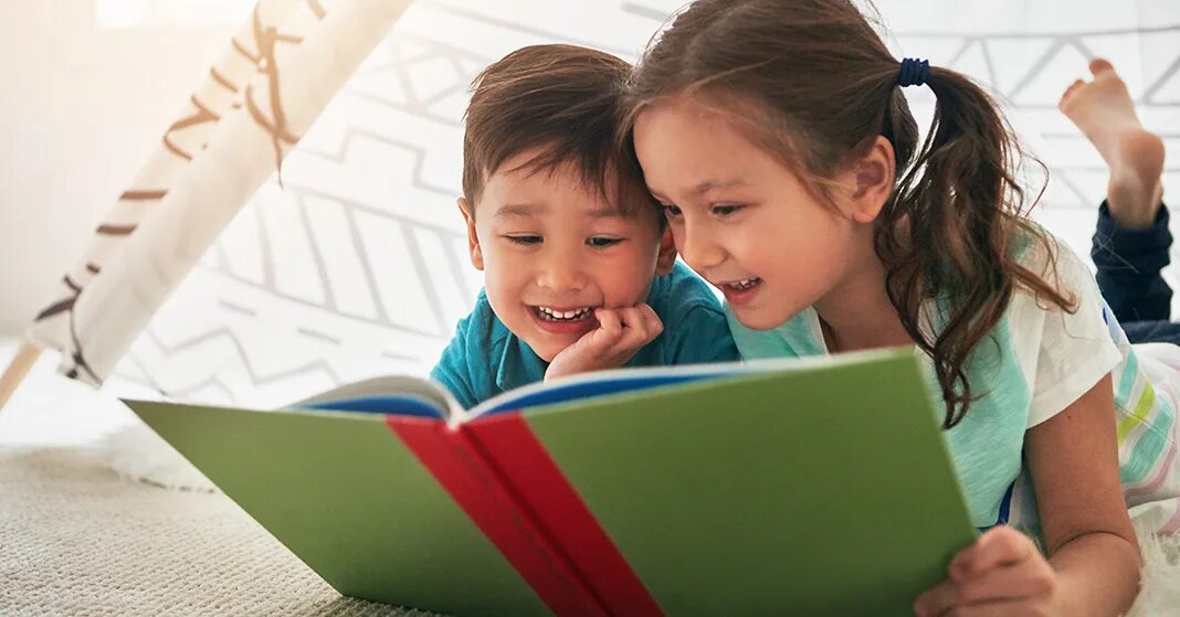 Teaching how to read. Дети читают. многократное чтение дети. международный день детской книги. kids read book.