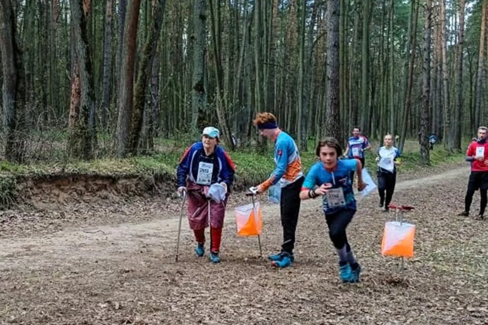 Соревнования по спортивному ориентированию. Массовые соревнования. Спортивное ориентирование ориентировщики. Спортивное ориентирование девиз. Московский компас лесные