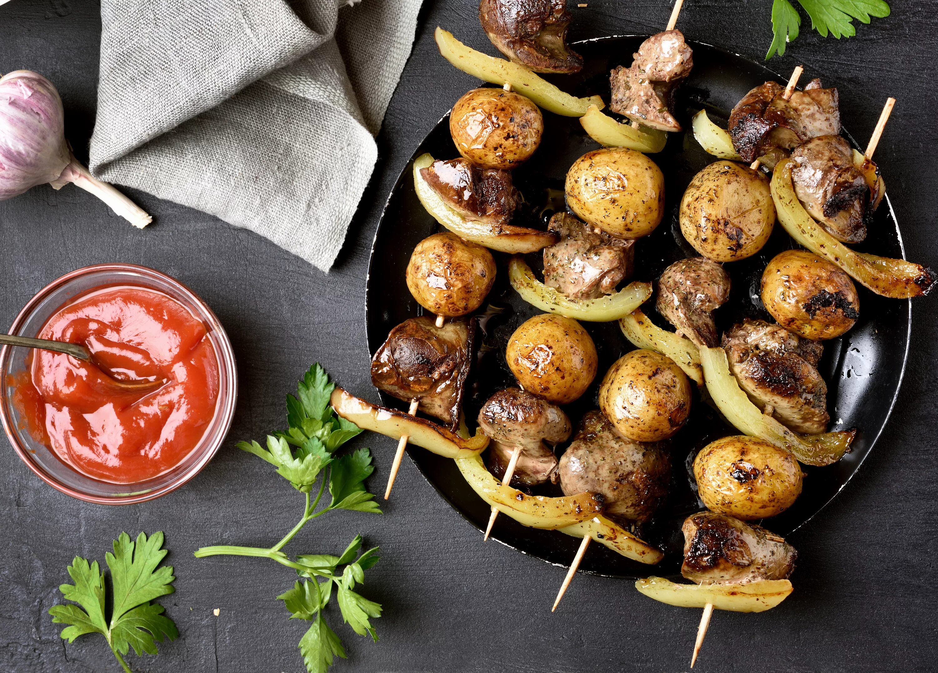 Картошка на мангале. Грибы на шпажках. Мясо на шпажках. Овощи на шпажках.