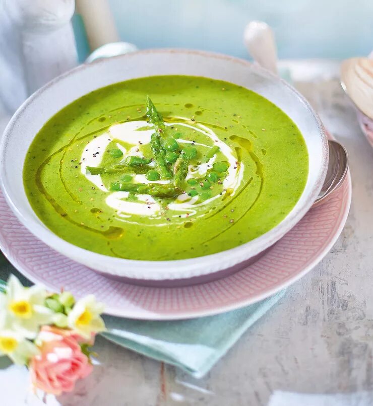 Крем суп из кабачков. Крем-суп из цуккини. Итальянский суп с тортеллини. Суп пюре из кабачков. Бархатистый суп с цукини.