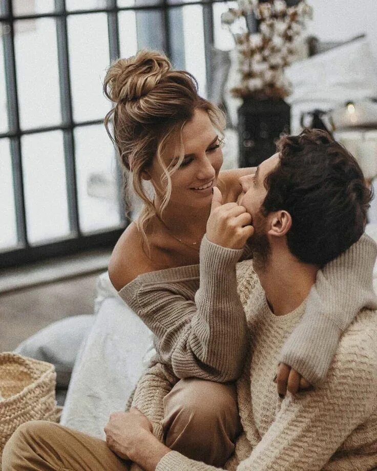 Интересно и вместе с тем. Радостные друзья. Люди сложили руки вместе. Студенты делают проект. Интересно и вместе с тем.