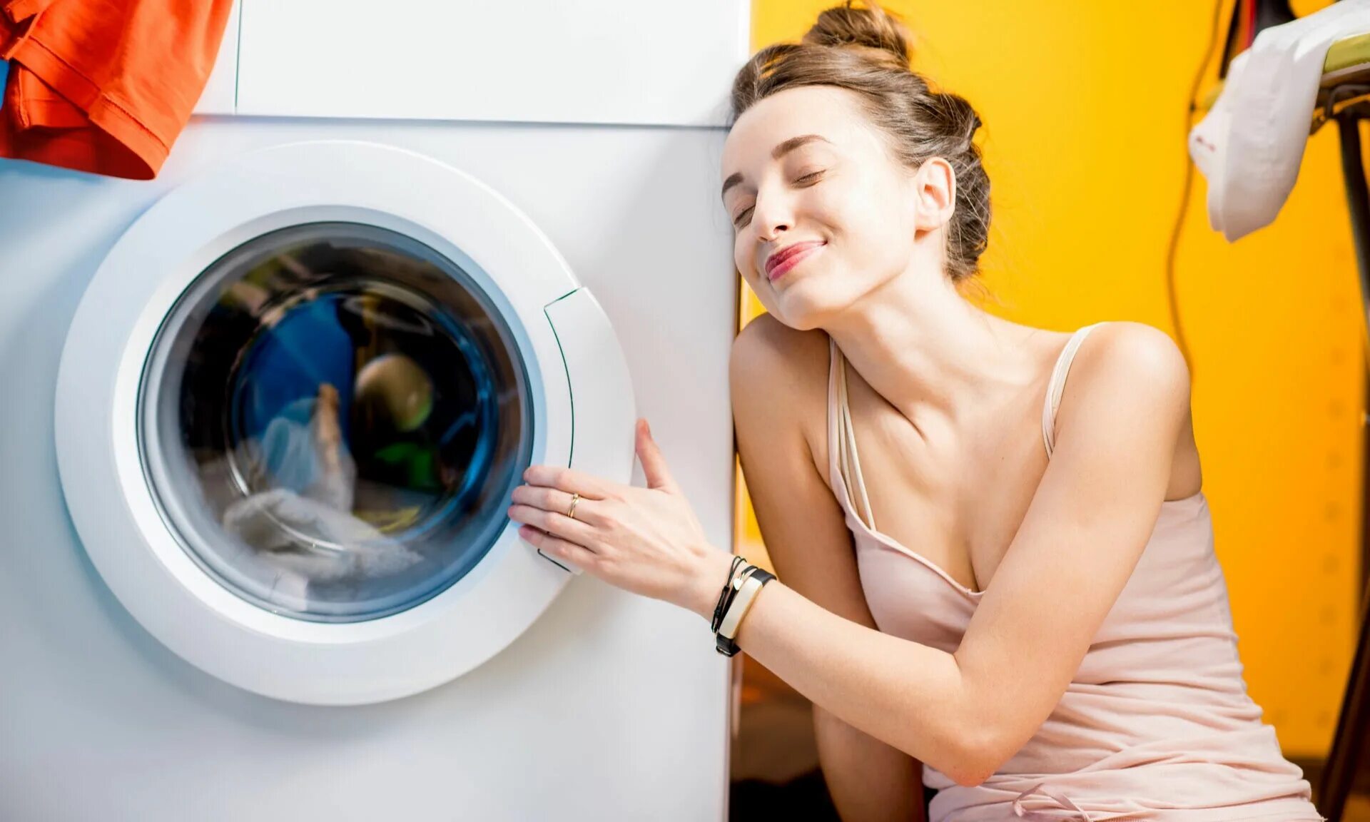Стиральная машинка с бельем. Стирка со. Стирка со. Женщина у стиральной машины. Стиральная машинка с одеждой.